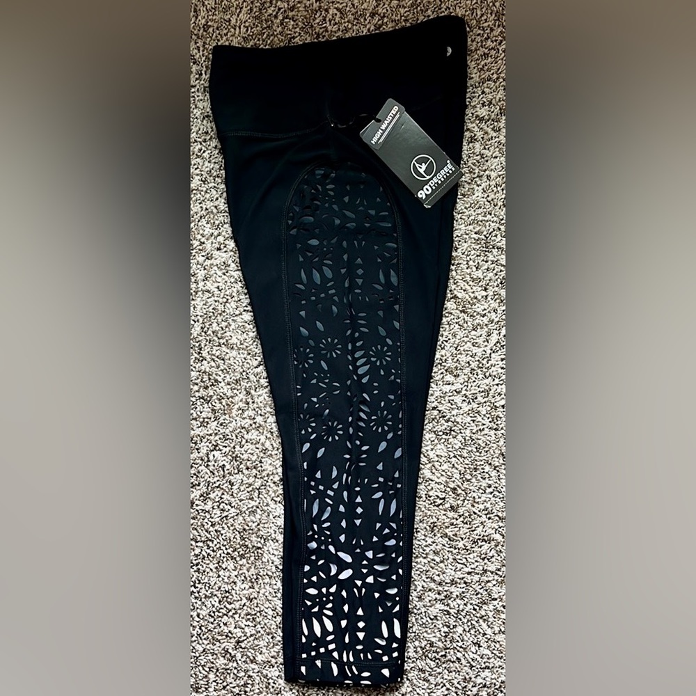 Yoga legging NWT 90 Degrees Black Large cut out side detail in Ombre color